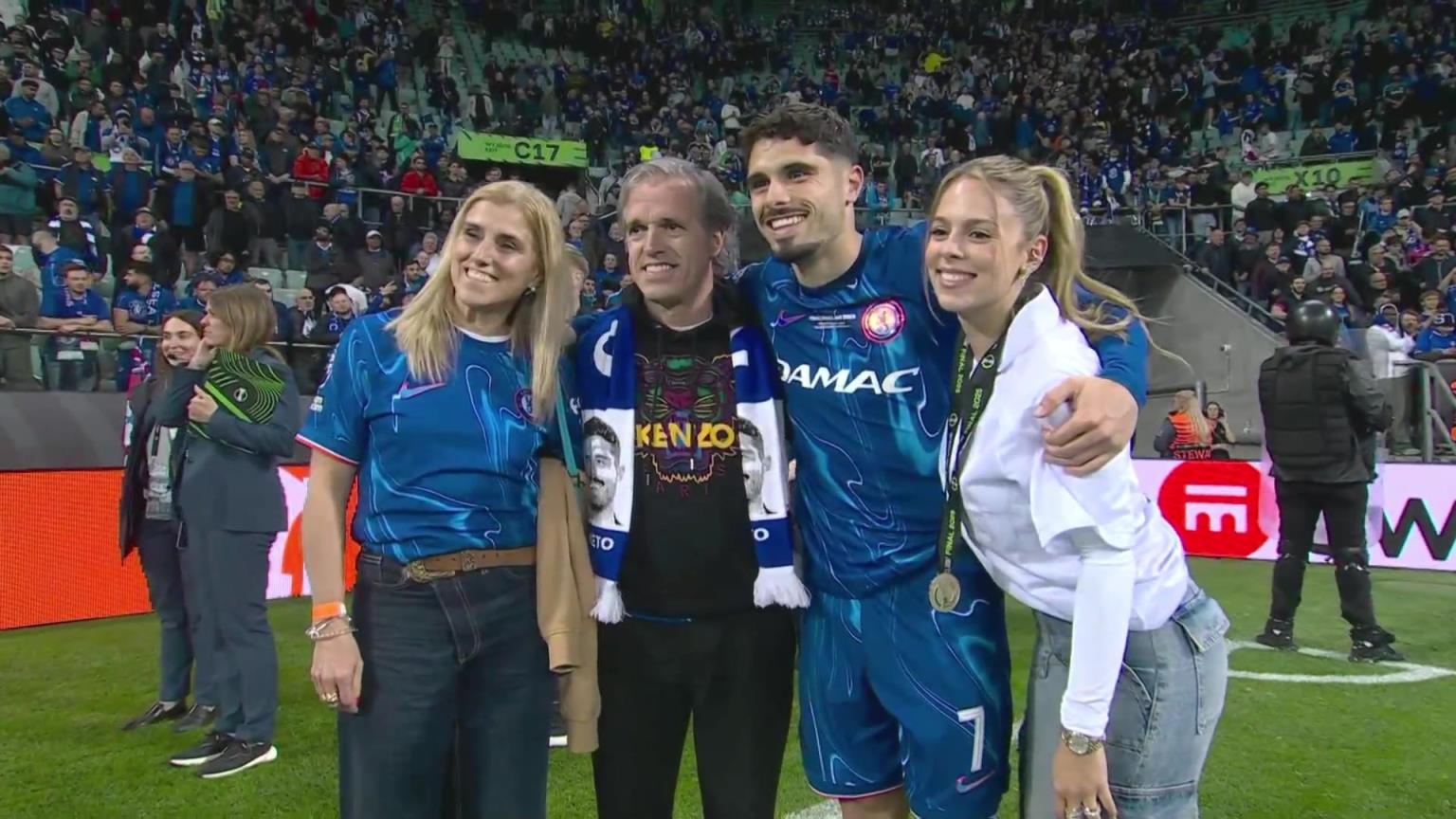 内托好福气！夺冠后高颜值女友来合照，身材相当哇塞！